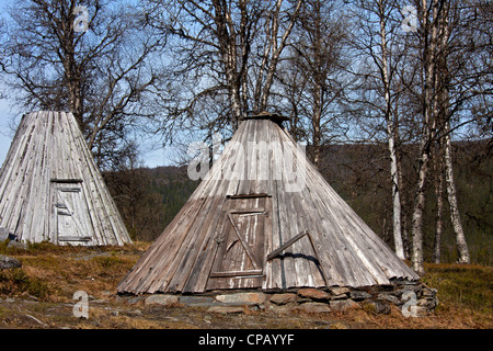 Goahti / Kota, traditionelle Sami Holzhütten in der Tundra, Lappland, Schweden Stockfoto