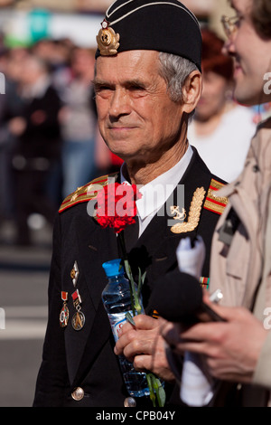 Die Parade der Veteranen des zweiten Weltkriegs auf dem Newski-Prospekt, St. Petersburg, Russland, 9. Mai 2012 Stockfoto