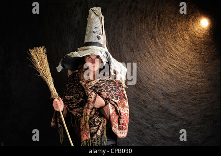 Halloween Hexe mit Hut und Besen und Lochkamera Licht Stockfoto