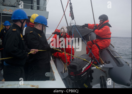 Die Royal Canadian Navy Seemänner, die HMCS Summerside (MM 711) zugewiesen wurden, starten ein Schlauchboot mit starrem Rumpf, das während der Übung Frontier Sentinel 2012 für Minengegenmaßnahmen verwendet wurde. 5. Mai 2012 auf See vor Sydney, Nova Scotia. Übung Frontier Sentinel ist eine kombinierte interagenturbezogene Übung, die die Joint Task Force Atlantic, die US-Küstenwache und das U.S. Navy Fleet Forces Command umfasst. Die Übung soll die bestehenden Pläne, Verträge und Standardverfahren für eine bilaterale Reaktion auf die Verteidigung und die Sicherheitsbedrohungen des maritimen Heimatlandes weiter entwickeln und validieren Stockfoto