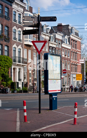 AMSTERDAM, NIEDERLANDE - 07. MAI 2012: Stadtplan und Wegweiser an der Kreuzung Amstel und Waterlooplein Stockfoto