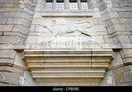 Detail des Mauerwerks über dem Haupteingang zu Castle Drogo in der Nähe von Dartmoor in Devon, England, UK Stockfoto