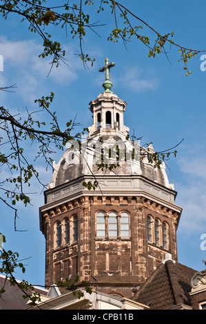 AMSTERDAM, NIEDERLANDE - 07. MAI 2012: Der Dom von Sint Nicolaaskerk in der Nieuwe zijde-Gegend Stockfoto