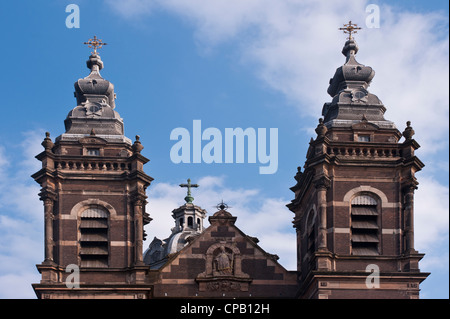 AMSTERDAM, NIEDERLANDE - 07. MAI 2012: Die Zwillingstürme von Sint Nicolaaskerk in der Gegend Nieuwe zijde Stockfoto