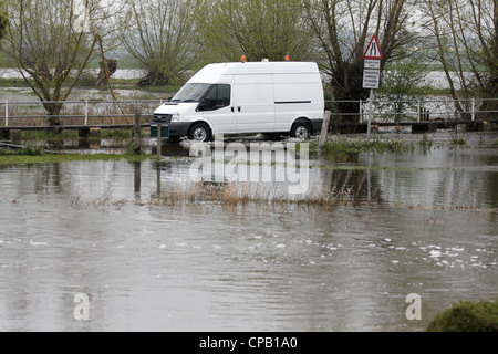 Flusses Thame platzt seine Ufer bei Shabbington, Oxfordshire, nach Tagen mit heftigem Regen Stockfoto