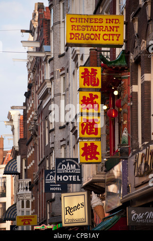 AMSTERDAM, NIEDERLANDE - 07. MAI 2012: Clourful signs on Damstraat in Amsterdam Stockfoto