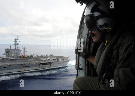 Marine Air Besatzungsmacht Ken Carbone beobachtet den Einsatz auf dem Flugdeck des Nimitz-Klasse Flugzeugträgers USS Dwight D. Eisenhower (CVN 69), von einem HH-60H Sea Hawk Hubschrauber zugewiesen die Nightdippers of Helicopter Anti-Submarine Squadron (HS) 5. Dwight D. Eisenhower, das Flaggschiff der Carrier Strike Group 8, führt derzeit eine Komposit-Trainingseinheit im Atlantik durch. Stockfoto