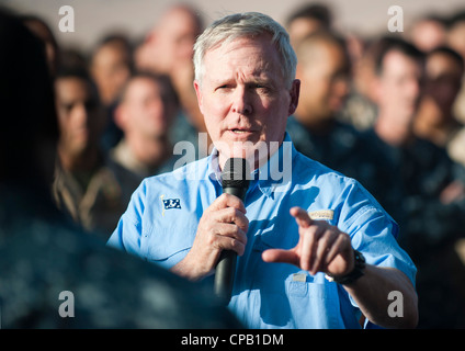 Seemannsminister der Marine (SECNAV) der ehrenvolle Ray Mabus beantwortet Fragen von Matrosen und Marines während eines Allhändigen-Anrufs an Bord des amphibischen Transportdockschiffes USS New Orleans (LPD 18). New Orleans und Einschiffte Marines, die der 11. Marine Expeditionary Unit zugeordnet sind, werden als Teil der Makin Island Amphibian Ready Group eingesetzt und unterstützen maritime Sicherheitsoperationen und die Zusammenarbeit im Bereich der Theatersicherheit im 5. Verantwortungsbereich der US-Flotte. Stockfoto