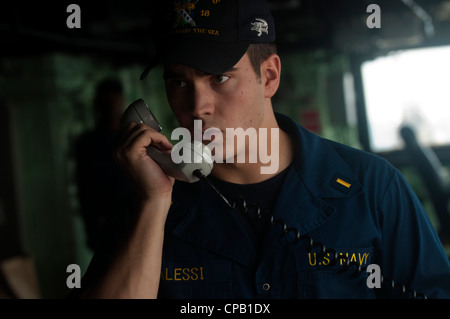 Ensign Thomas Alessi übermittelt Informationen durch ein schallbetriebenes Telefon im Pilothaus des amphibischen Transportdockschiffes USS New Orleans (LPD 18) während einer Nachschub auf See mit dem Military Sealift Command Fleet Replenishment Öler USNS Patuxent (T-AO 201). New Orleans und Einschiffte Marines, die der 11. Marine Expeditionary Unit zugeordnet sind, werden als Teil der Makin Island Amphibian Ready Group eingesetzt und unterstützen maritime Sicherheitsoperationen und die Zusammenarbeit im Bereich der Theatersicherheit im 5. Verantwortungsbereich der US-Flotte. Stockfoto