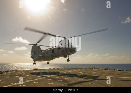 Piloten fliegen eine CH-46E Sea Knight starten von USS Pearl Harbor hier 7. Mai. Die Piloten dienen mit Marine Medium Helicopter Squadron 268 (verstärkt), dem Luftkampfelement für die 11. Marine Expeditionary Unit. Die Einheit startete USS Makin Island, USS New Orleans und USS Pearl Harbor in San Diego, November 14, Beginn einer siebenmonatigen Aufstellung in den westlichen Pazifik, Horn von Afrika und dem Nahen Osten Regionen. Stockfoto