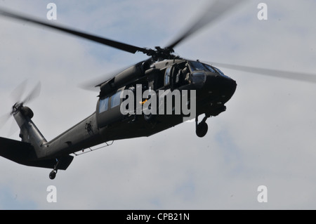 Ein Nord-carolina Army National Guard UH-60 Black Hawk Hubschrauber bereitet ein Retter bei einem Nord-carolina Helo Aquatische und Rescue Team Training Event at Lake Norman, 8. Mai zu senken. Die NCNGâ€™s C Company, 1-131 st Aviation ihre Flugzeuge zur Verfügung gestellt und zusammen mit der Denver, N.C., Feuerwehr und NCHART, um für eine rasche Wasser/Hochwasser vorzubereiten rettet, die in der Zukunft passieren könnte. Stockfoto