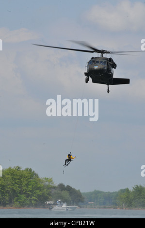 Ein Nord-carolina Army National Guard UH-60 Black Hawk Hubschrauber bereitet ein Retter bei einem Nord-carolina Helo Aquatische und Rescue Team Training Event at Lake Norman, 8. Mai zu senken. Die NCNGâ€™s C Company, 1-131 st Aviation ihre Flugzeuge zur Verfügung gestellt und zusammen mit der Denver, N.C., Feuerwehr und NCHART, um für eine rasche Wasser/Hochwasser vorzubereiten rettet, die in der Zukunft passieren könnte. Stockfoto