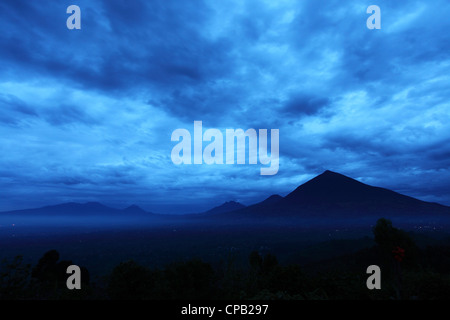 Die Virunga-Bergkette im Volcanoes Nationalpark, Ruanda. Stockfoto