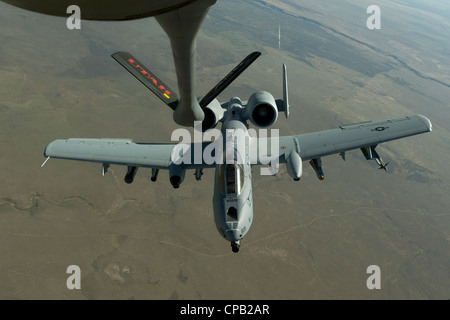 Ein Idaho Air National Guard A-10 Thunderbolt II, von der 190 Fighter Squadron, Boise, Idaho Manöver in Position Kraftstoff zu bekommen von einem 151 Luftbetankung Flügel KC-135 während einer Schulung Betrieb 9 in der Nähe von Wendover in Utah. Der 151 ARW unterstützt routinemäßig Flugbetrieb in den westlichen Vereinigten Staaten. Stockfoto