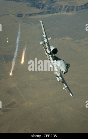 Ein Idaho Air National Guard A-10 Thunderbolt II, von der 190 Fighter Squadron, Boise, Idaho Brände aus Fackeln bei der Abreise von Kraftstoff aus einem 151 Luftbetankung Flügel KC-135 während einer Training Mission Mai 10 über dem südlichen-Id. Der 151 ARW unterstützt routinemäßig Flugbetrieb in den westlichen Vereinigten Staaten. Stockfoto