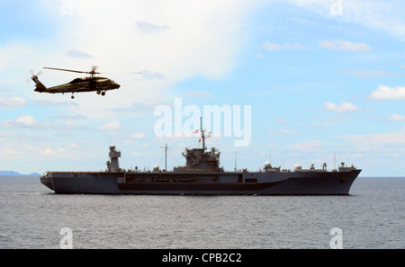 Ein SH-60F Seahawk Hubschrauber, der den Warlords of Helicopter Antisubmarine Squadron Light (HSL) 51 zugewiesen wurde, ist an Bord des Flaggschiffs der US-Flotte USS Blue Ridge (LCC 19) eingeschifft. Blue Ridge durchläuft das Java-Meer, während er im Sommer patrouilliert. Stockfoto