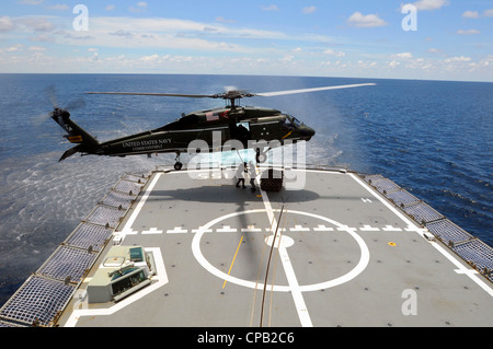 Ein SH-60F Seahawk Hubschrauber, der den Warlords of Helicopter Antisubmarine Squadron Light (HSL) 51 zugewiesen wurde, ging an Bord des Flaggschiffs USS Blue Ridge (LCC 19) der 7. Flotte der USA und senkt während einer Trainingsentwicklung Paletten an die Fregatte HMAS Ballarat (FF 155) der Royal Australian Navy. Blue Ridge führte einen Austausch zwischen den Schiffen durch, um sein Engagement für regionale Partnerschaften und die Förderung der Beziehungen zu demonstrieren. Stockfoto