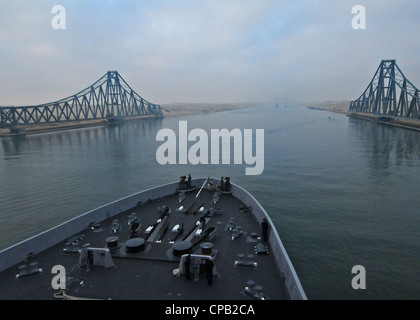 Das amphibische Transportdockschiff USS New York (LPD 21) fährt während seines ersten Einsatzbetriebes den Suezkanal. New York ist Teil der Iwo Jima Amphibian Ready Group mit eingeschifften Elementen der 24. Marine Expeditionary Unit (24. MEU). New York wird eingesetzt, um maritime Sicherheitsoperationen und die Zusammenarbeit im Bereich der Sicherheitskooperation im 5. Zuständigkeitsbereich der US-Flotte zu unterstützen. Stockfoto