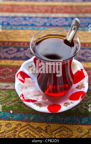 Frisch gebrühter türkischer Tee Stockfoto