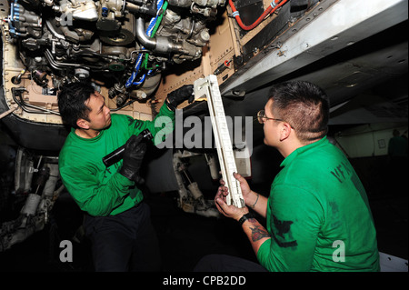 Aviation Machinist's Mate 3. Klasse Vernon Markussen und Aviation Machinist's Mate 1. Klasse Oscar Castillo installieren Halterungen, bevor Sie den Motor aus einem F/A-18C Hornet aus den Rampagers of Strike Fighter Squadron (VFA) 83 in der Hangarbucht des Flugzeugträgers USS Dwight D. Eisenhower (CVN 69) entfernen. Dwight D. Eisenhower, das Flaggschiff der Carrier Strike Group 8, führt im Atlantik eine Composite Training Unit Exercise (COMPTUEX) durch. Stockfoto