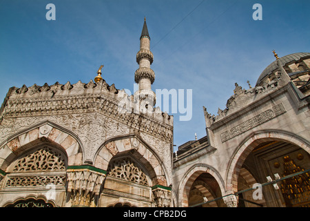 Der Vorplatz der neuen Moschee (Yeni Camii), Istanbul. Stockfoto