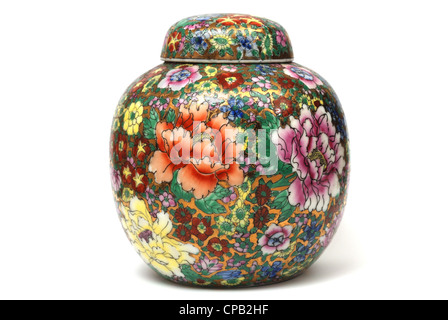 alte Teekanne mit chinesischen Zeichnungen über weiß Stockfoto