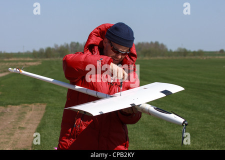 Der Mensch macht die Montage RC Segelflugzeug Stockfoto