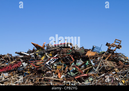 Schrott-Metall-Abfälle lagert in einem Recyclinghof warten eingeschmolzen werden, um neue Produkte herzustellen. Stockfoto