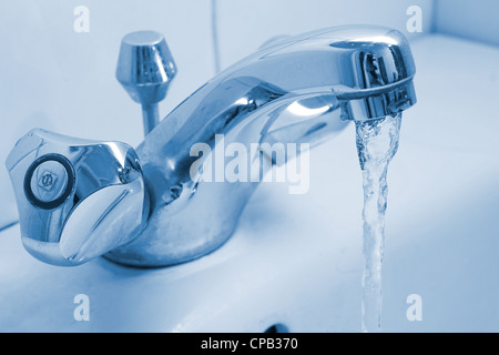 Fließendes Wasser aus einem Hahn Stockfoto