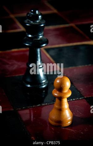 weißen Bauern gerichteten schwarzen König Stockfoto