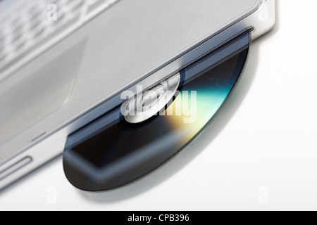 Eine CD in einem laptop Stockfoto