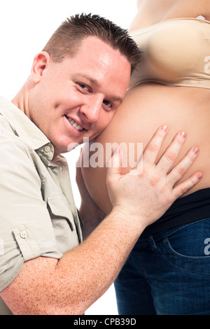 Glückliche werdende Vater und schwangeren Bauch, isoliert auf weißem Hintergrund. Stockfoto