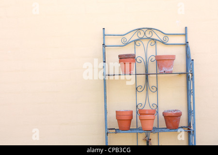 Leeren Garten Terrakottatöpfe auf einem Tisch Stockfoto