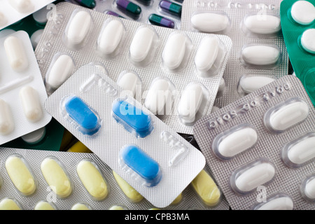 Nahaufnahme von Packungen Pillen, Tabletten und Kapseln. Stockfoto