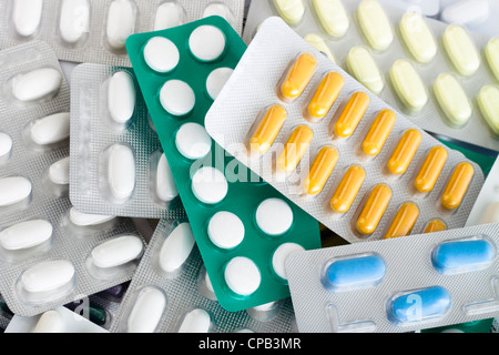 Nahaufnahme von Packungen mit bunten Pillen, Tabletten und Kapseln. Stockfoto