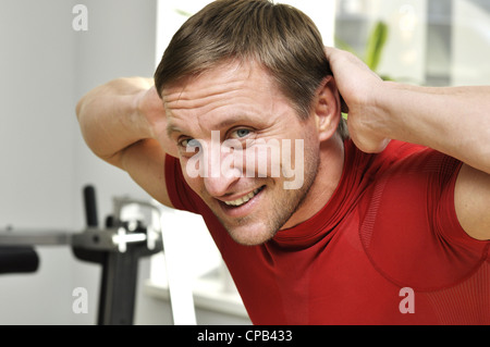 gut aussehender Mann, Fitness-Training in einem Fitnessstudio zu tun Stockfoto