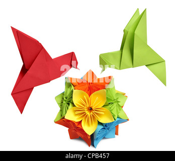 Origami Kolibri über Blume Kusudama auf weißem Hintergrund Stockfoto