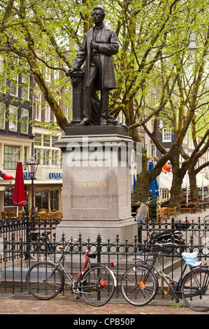 AMSTERDAM, NIEDERLANDE - 08. MAI 2012: Statue von Johan Rudolf Thorbecke in Nieuwemarkt Stockfoto