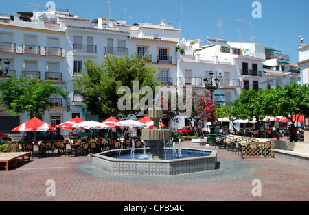 Brunnen und Bürgersteig Cafés auf dem Stadtplatz, Torrox, Costa Del Sol, Provinz Malaga, Andalusien, Südspanien, Westeuropa. Stockfoto