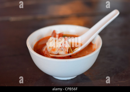 Tom Yum Goong ist Thai Lieblingsessen auf Mini-Schüssel Stockfoto