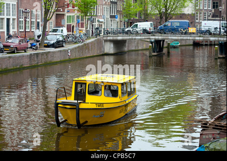 AMSTERDAM, NIEDERLANDE - 08. MAI 2012: Kleines Wassertaxi auf dem Kanal Stockfoto