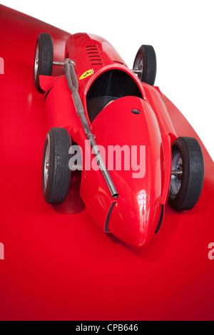 ABU DHABI, Vereinigte Arabische Emirate - 3 AUGUST: F1 Red Bull Racing Auto auf dem Display im Ferrari World Park am 3. August 2011 in Abu Dhabi, Vereinigte Arabische Emirate. Stockfoto