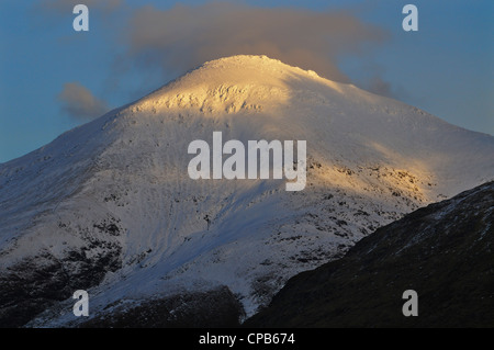 Schnee-bedeckten Ben More im warmen Abendlicht über Crianlarich, schottischen Highlands, UK. Stockfoto