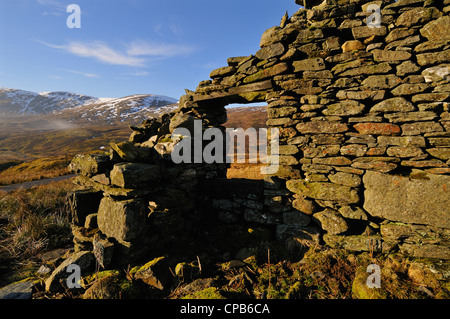 Lange ruiniert Schäfers Hütte in den Tarmachan Hügeln oberhalb Killin, Schottland Stockfoto