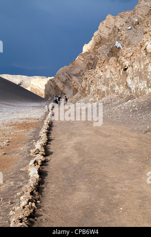 Touristen auf dem Trail Eingabe Moon Valley, San Pedro de Atacama, Chile Stockfoto