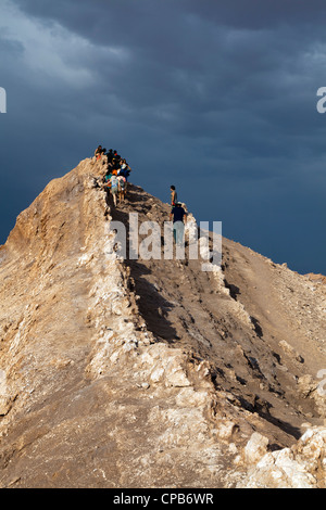 Touristen auf dem Grat über Moon Valley, San Pedro de Atacama, Chile Stockfoto