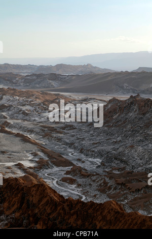 Blick über die Salzvorkommen im Moon Valley, San Pedro de Atacama, Chile Stockfoto