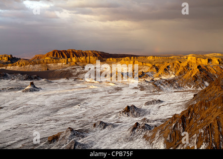 Blick über die Salzablagerungen von Moon Valley, San Pedro de Atacama, Chile Stockfoto