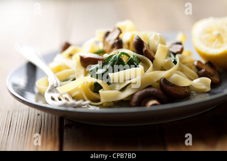 vegetarisches Gericht mit Tagliatelles, Spinat und Pilzen Stockfoto