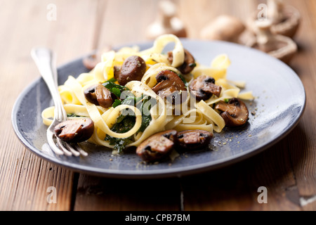 Tagliatelles mit Spicach und Pilzen Stockfoto